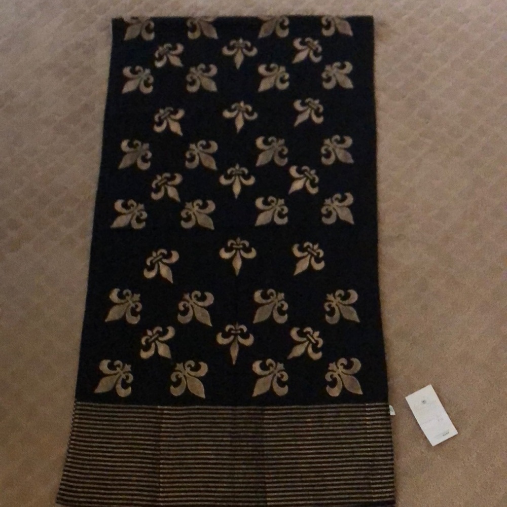 Black and gold fleur de lis scarf.